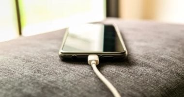 كيف يمكنك إطالة عمر بطارية هاتفك بطرق بسيطة وفعّالة؟ نصائح مذهلة لإدارة الطاقة!