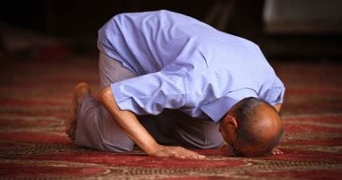 وداع هادئ في بيت الله: وفاة مسن أثناء الصلاة في قرية أولاد بهيج بسوهاج – ما القصة وراء هذا الحدث المؤثر؟