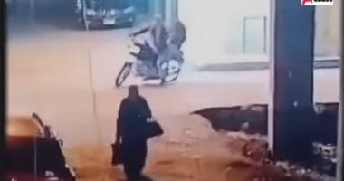 شاهد: مسنة تسقط أرضًا في طنطا بعد محاولة شابين سرقة حقيبتها – ما حالتها الحرجة؟ فيديو صادم!