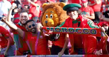 كيف زينت الجماهير المدرجات لدعم المغرب في مواجهة الأرجنتين بنهائي المونديال؟ صور مبهرة تشير إلى الحماس!