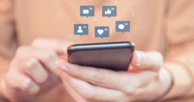 ما هي أبراج التي تتشارك حياتها الخاصة مع متابعيها على السوشيال ميديا؟ اكتشف أبرزها، بدءًا من برج الحمل!