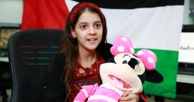 إهداء مميز من اليوم السابع: الطفلة ريتاج تبرز شخصية ميكي ماوس وتكشف عن اسم أختها الشهيدة ريتال! ما قصة هذه الهدية المبهجة؟