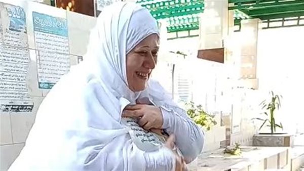 والدة ضحية الغدر ببورسعيد ترتدي الأبيض أمام قبر ابنها: هل ستنتزع حقه؟