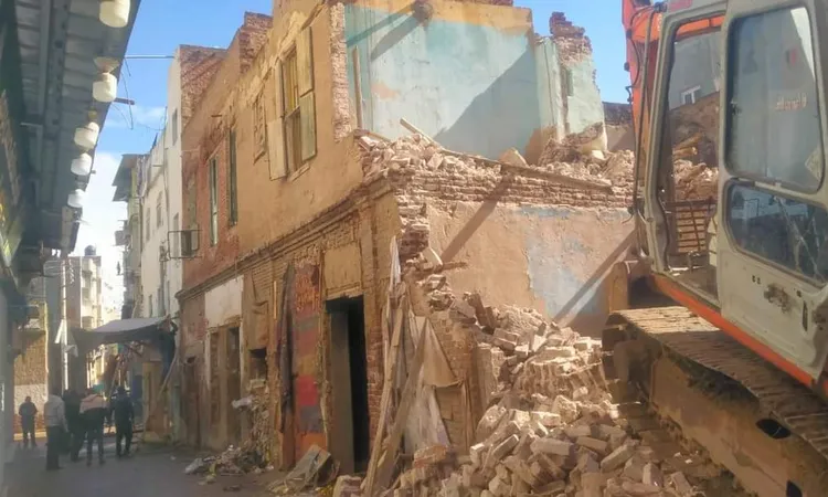 إخلاء منزل آيل للسقوط في طما: كيف تتجنب مخاطر التصدع والميول؟