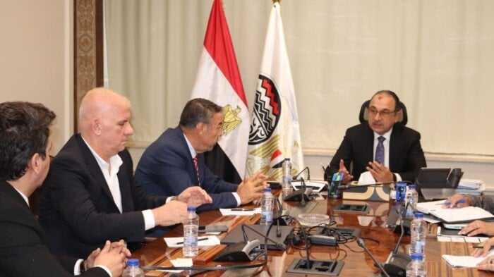 كيف يخطط وزير قطاع الأعمال لتعزيز التعاون مع أروجلو في تشغيل مصانع الغزل والنسيج؟