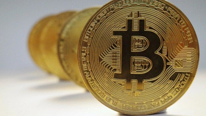 هل تراجع سعر البيتكوين إلى 108,830 دولارًا يشير إلى مخاطر ائتمانية وتوترات تجارية متصاعدة؟