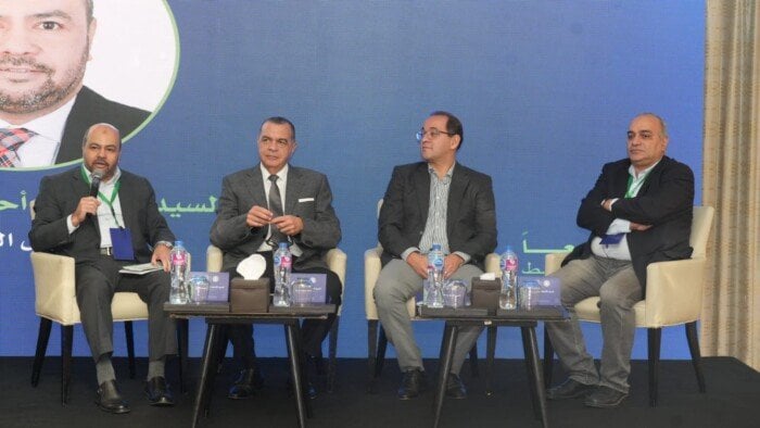 كيف يمكن للاستثمار في العنصر البشري تحسين أوضاع العاملين وتحقيق الأولوية الاستراتيجية؟