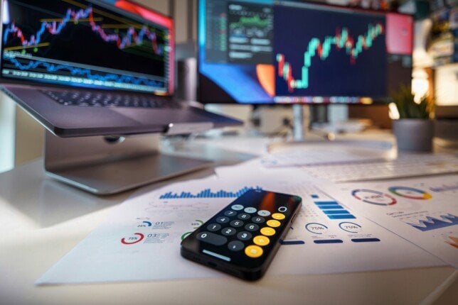 هل تعرف ما هي التكاليف الخفية في التداول؟ اكتشف السبريد والعمولات وتمويل الصفقات وأثرها على عائدك الصافي!